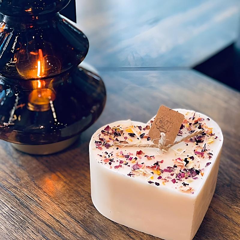 scented candles with vegetable wax, cotton wicks and natural decorations. Perfect for relaxing at home or surprising someone special.